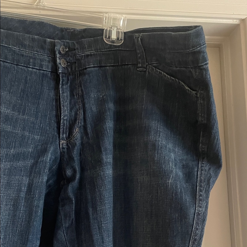 Classic Women’s Relaxed Capri Jeans - Picture 3 of 5